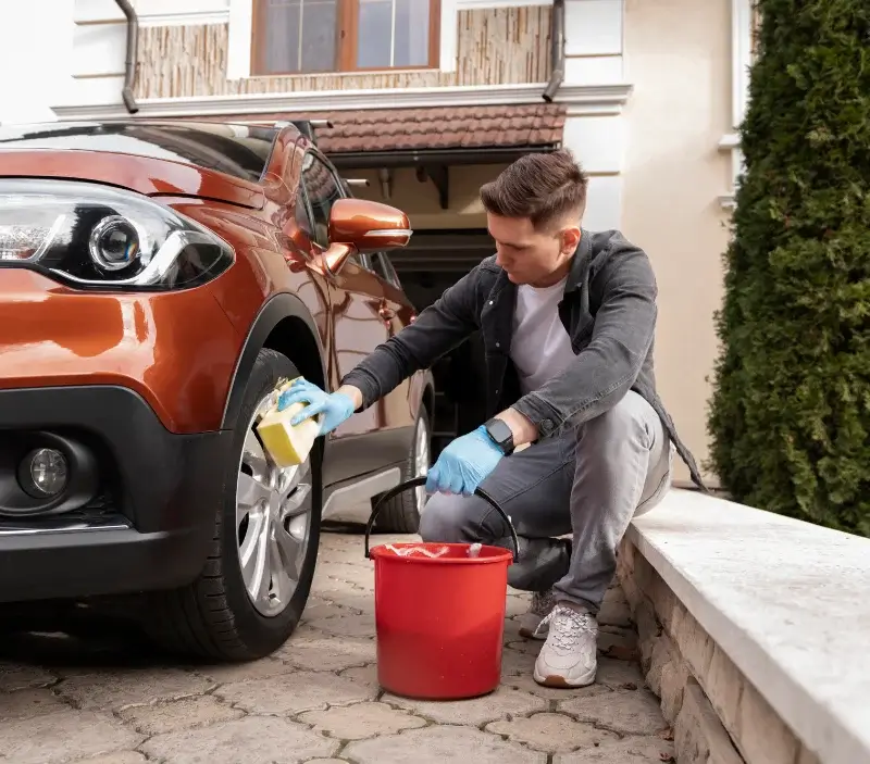Lavage auto à domicile Graffigny-Chemin : professionnel intervenant sur un véhicule